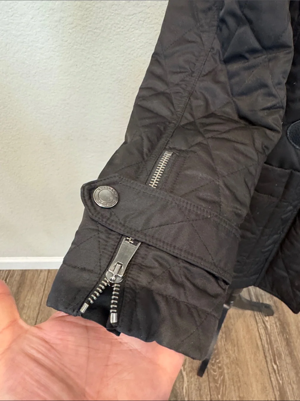 Burberry Black Quilted Jacket with Beige Nova Check Lining - Picture 8 of 12